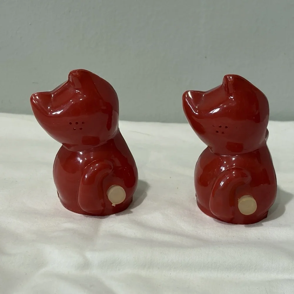 Vtg Red Plastic Cat Salt Pepper Shakers Kitten Animal Bows Spice Serving Kitschy